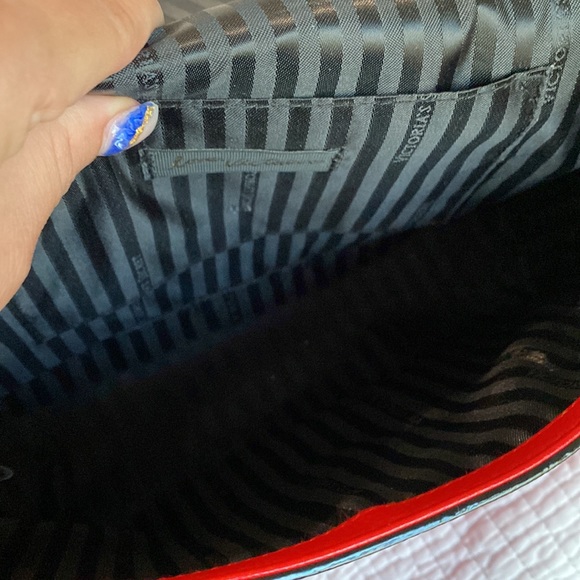 ✨Red VS Purse with wristlet✨ - Picture 7 of 10